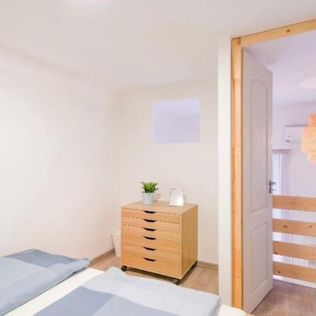 2 Bedroom Flat In Nyar Str., Boutique Budapeste Exterior foto