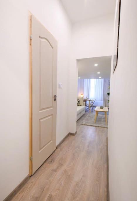 2 Bedroom Flat In Nyar Str., Boutique Budapeste Exterior foto