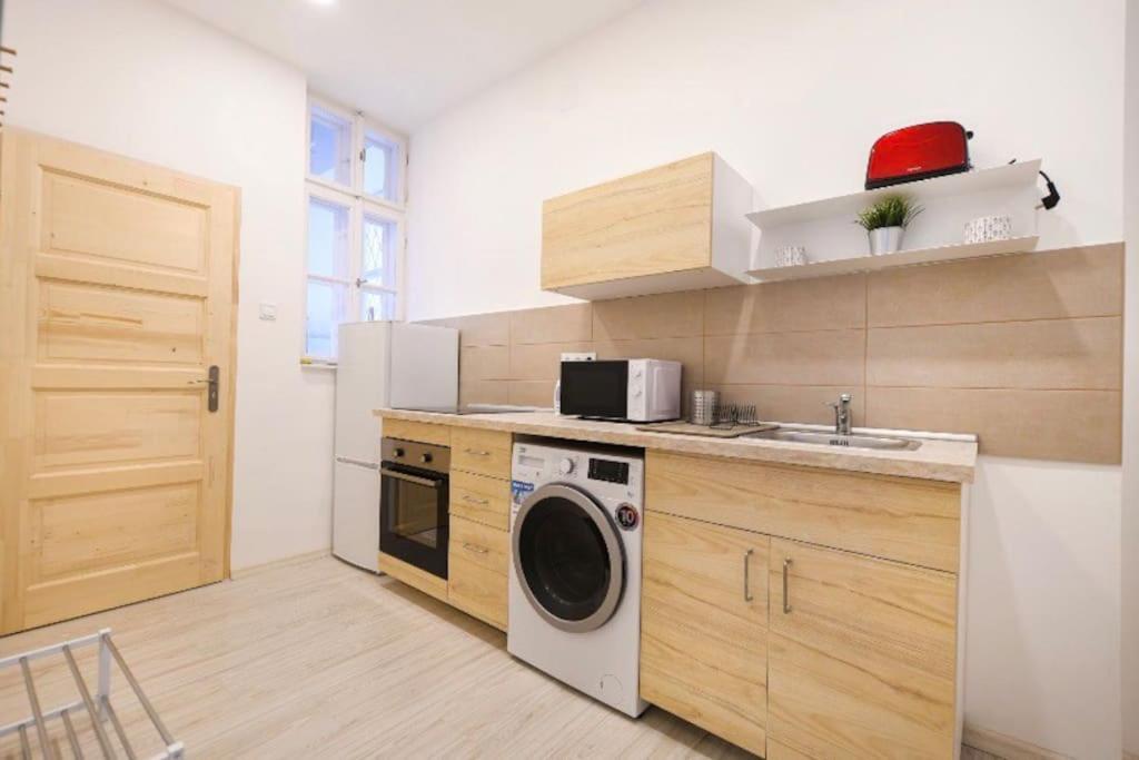 2 Bedroom Flat In Nyar Str., Boutique Budapeste Exterior foto